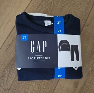 NWT GAP Boy's Toddler 2-Piece Long Sleeve & Jogger Pant Fleece Set Navy …